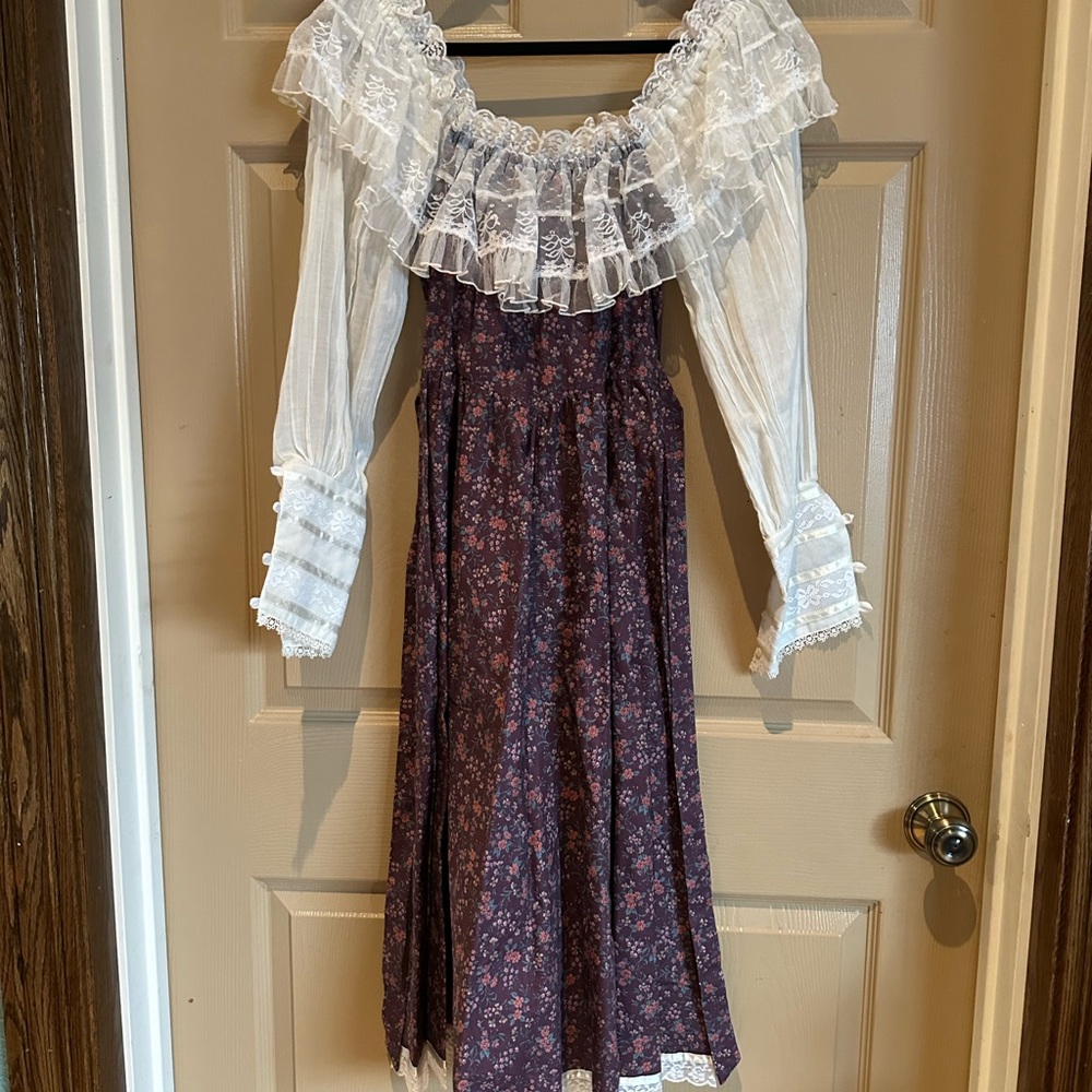 70’s Gunne Sax off shoulder purple floral with lace trim